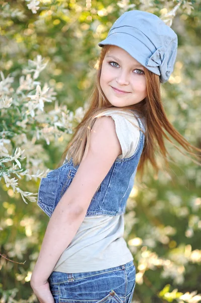 Portrait de petite fille en plein air en été — Photo