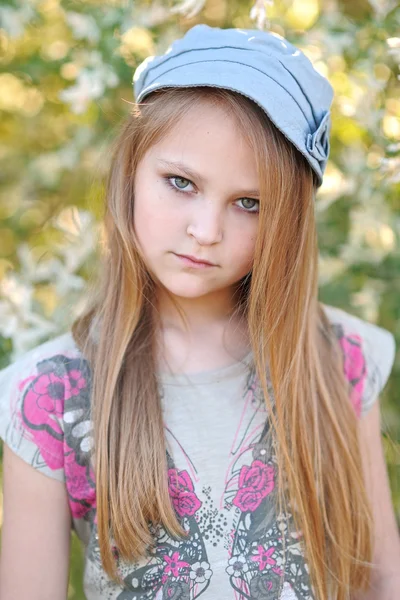 Retrato de niña al aire libre en verano —  Fotos de Stock