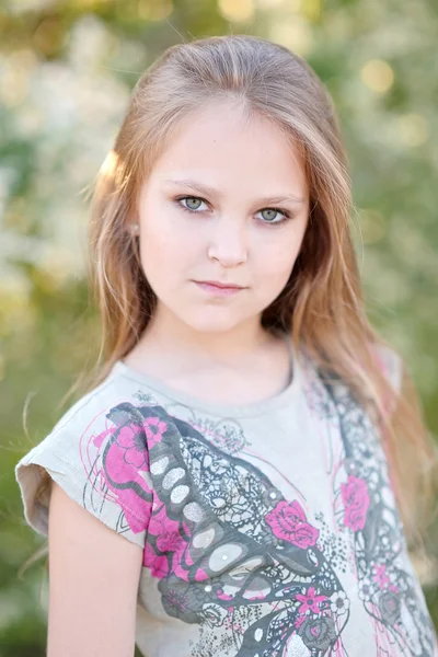 Portrait of little girl outdoors in summer — Stock Photo, Image