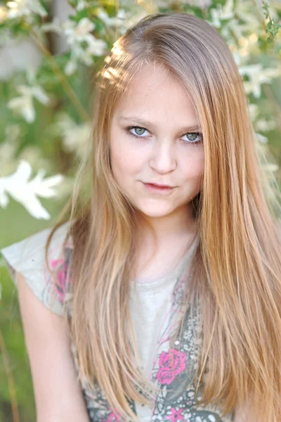 Portret van klein meisje buiten in de zomer — Stockfoto