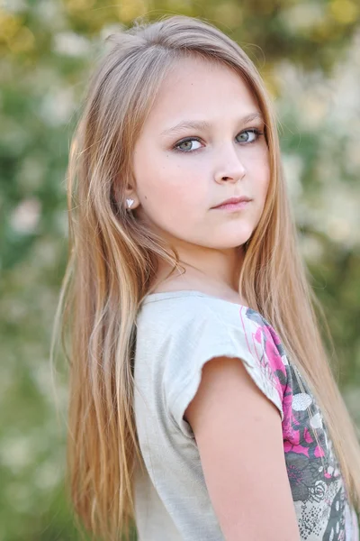 Retrato de niña al aire libre en verano — Foto de Stock