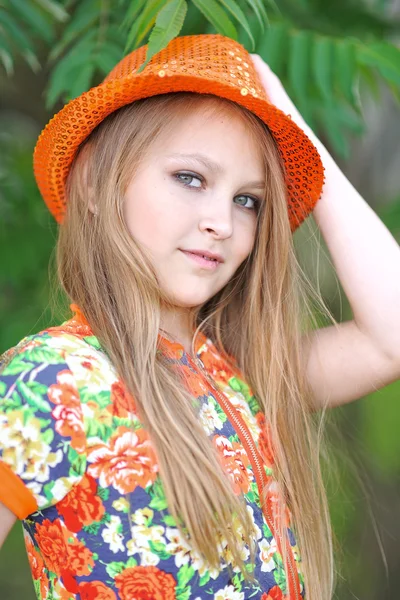 Portret van klein meisje buiten in de zomer — Stockfoto