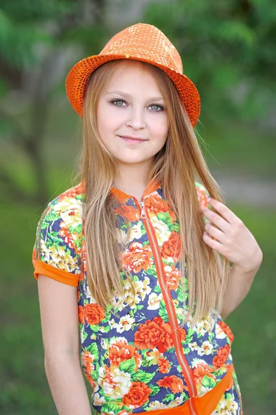 Portret van klein meisje buiten in de zomer — Stockfoto