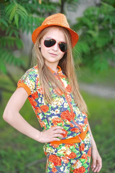 Retrato de menina ao ar livre no verão — Fotografia de Stock