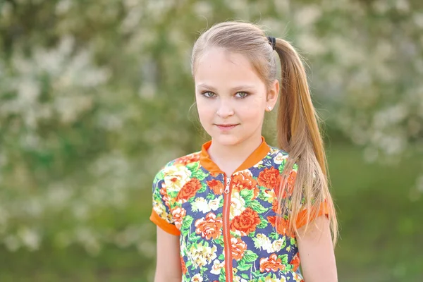 Portrait de petite fille en plein air en été — Photo