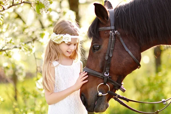 Ritratto di bambina all'aperto in estate — Foto Stock