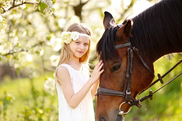 Portrait de petite fille en plein air en été — Photo