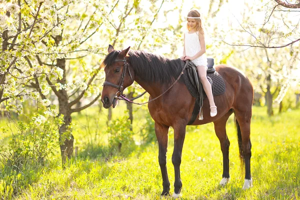 Portrait de petite fille en plein air en été — Photo