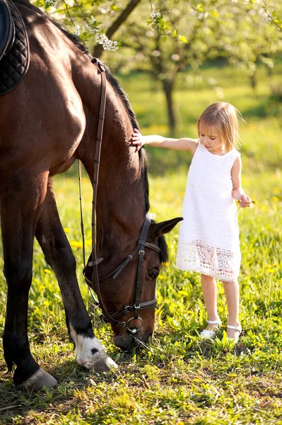 Portrait de petite fille en plein air en été — Photo