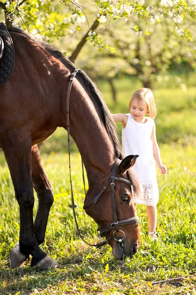 Portrait de petite fille en plein air en été — Photo