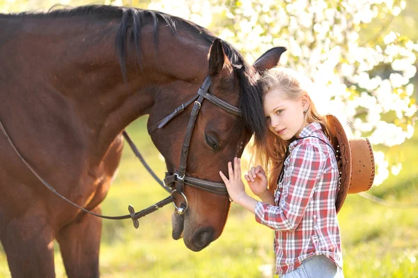 Portrait of little girl outdoors in summer — Stock Photo, Image