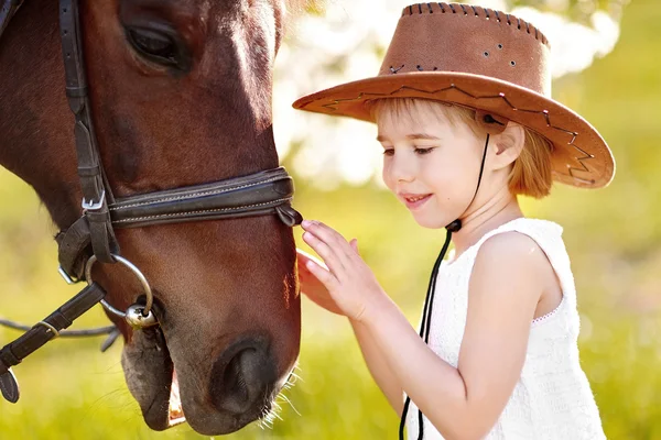 Portrait de petite fille en plein air en été — Photo