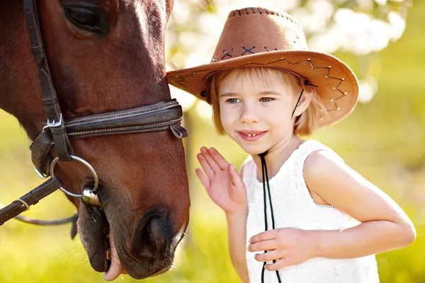 Portrait de petite fille en plein air en été — Photo