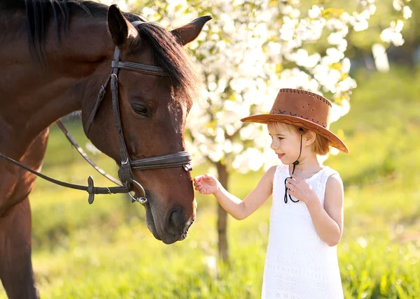 Portrait de petite fille en plein air en été — Photo