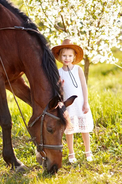 Ritratto di bambina all'aperto in estate — Foto Stock