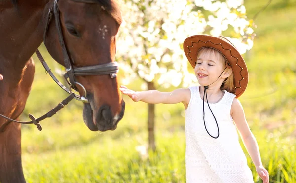 Portrait de petite fille en plein air en été — Photo