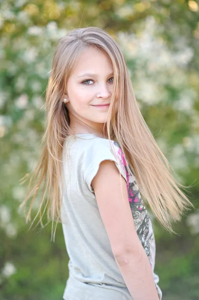 Portrait de petite fille en plein air en été Image En Vente