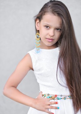 Yazın açık havada küçük bir kızın portresi.