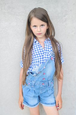 Yazın açık havada küçük bir kızın portresi.