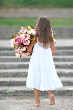 Yazın açık havada küçük bir kızın portresi.