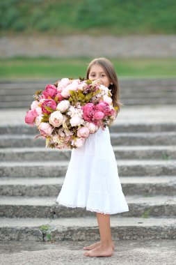 Yazın açık havada küçük bir kızın portresi.