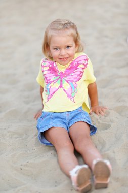 Yazın açık havada küçük bir kızın portresi.