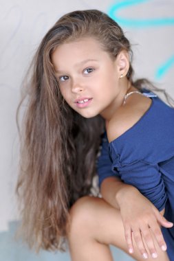 Yazın açık havada küçük bir kızın portresi.