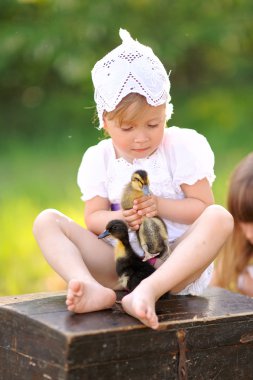 Yazın açık havada küçük bir kızın portresi.