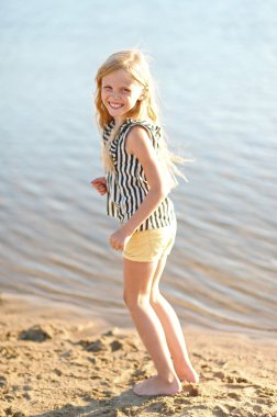 Yazın açık havada küçük bir kızın portresi.