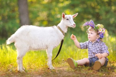 Yaz açık havada bir çocuk portresi