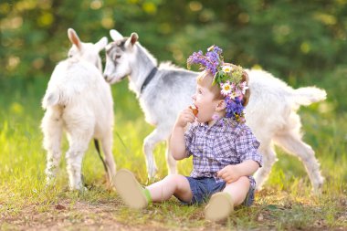 Yaz açık havada bir çocuk portresi