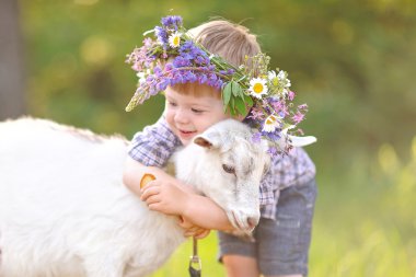 Yaz açık havada bir çocuk portresi