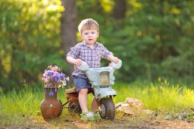 Yaz açık havada bir çocuk portresi