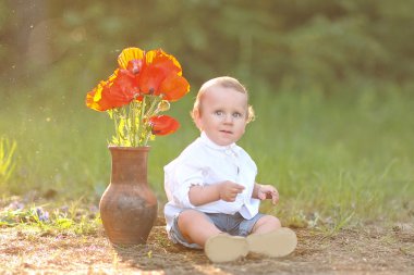 Yaz açık havada bir çocuk portresi