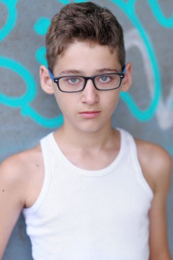 Yaz açık havada bir çocuk portresi