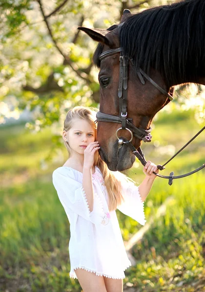 Portrait de petite fille en plein air en été — Photo