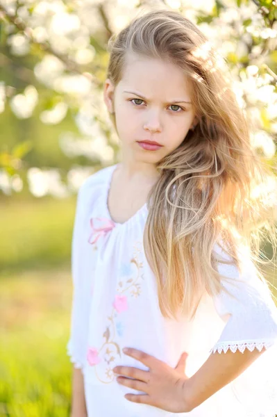 Portrait of little girl outdoors in summer — Stock Photo, Image