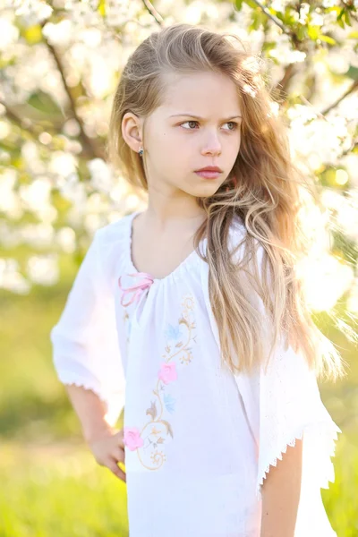 Portrait of little girl outdoors in summer — Stock Photo, Image