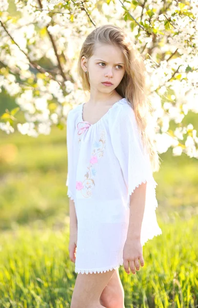 Retrato de niña al aire libre en verano —  Fotos de Stock