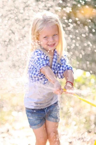 Portret van klein meisje buiten in de zomer — Stockfoto