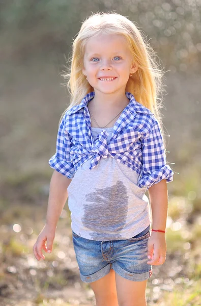 Portrait of little girl outdoors in summer — Stock Photo, Image