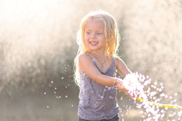 Portrait de petite fille en plein air en été — Photo