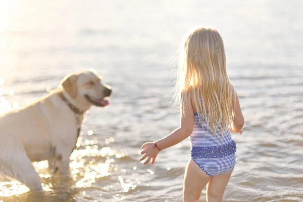 Ritratto di bambina all'aperto in estate — Foto Stock