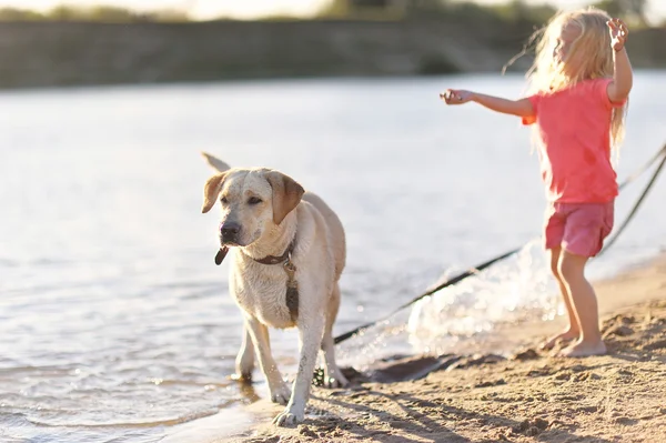 Porträtt av liten flicka utomhus på sommaren — Stockfoto