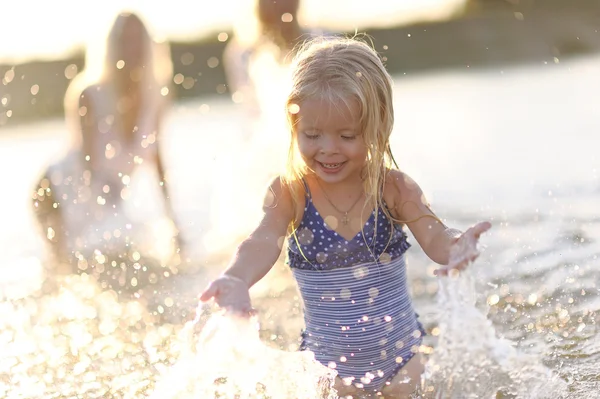 Retrato de niña al aire libre en verano — Foto de Stock