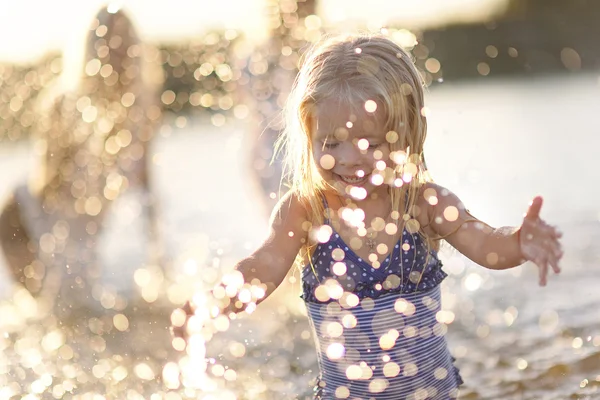 Retrato de niña al aire libre en verano — Foto de Stock