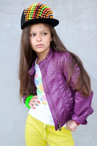 Retrato de menina ao ar livre no verão — Fotografia de Stock