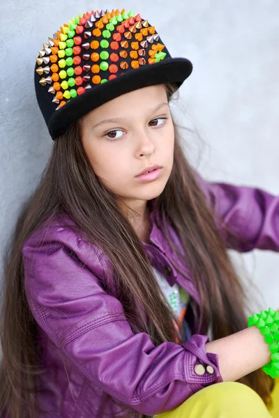 Portret van klein meisje buiten in de zomer — Stockfoto