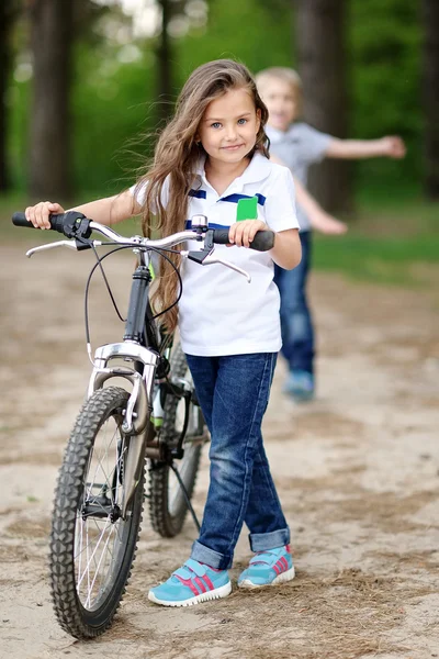 Porträt eines kleinen Mädchens im Sommer — Stockfoto