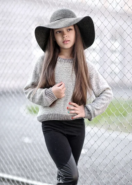 Portrait of little girl outdoors in summer — Stock Photo, Image